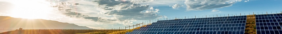 Field Of Solar Panels In A Rural Setting Freifläche Titelbild